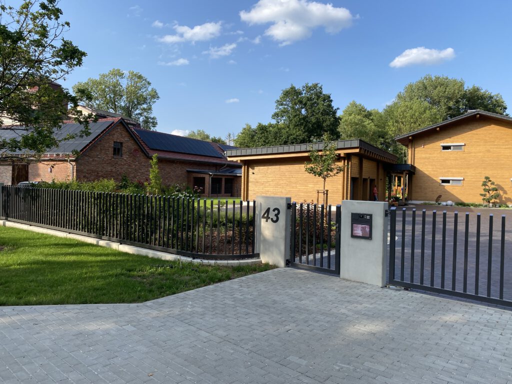 moderne Toranlage aus Rautenstab in Spremberg bei Cottbus