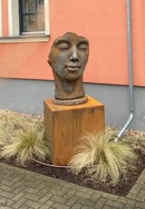 Aus Corten gefertigtes Podest mit Gesicht für wundervolle Momente im Garten. Gebaut in Kolkwitz und verewigt in Cottbus