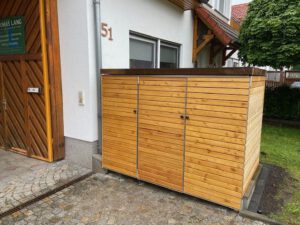 Eine aus Corten unf Rhombus gebaute Mülltonnenbox montiert in Cottbus