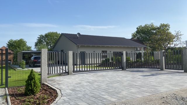 moderne Toreinfahrt bei einem modernen Einfamilienhaus in Kolkwitz Cottbus