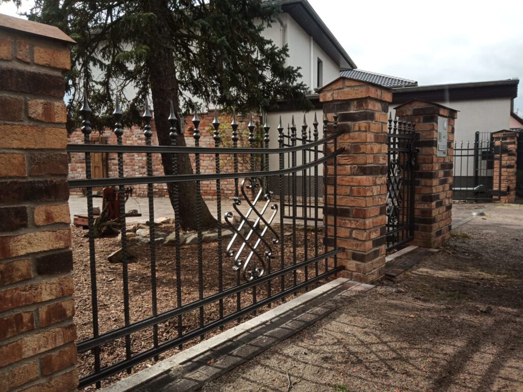 Geschmiedeter Zaun mit Ornamenten in Cottbus