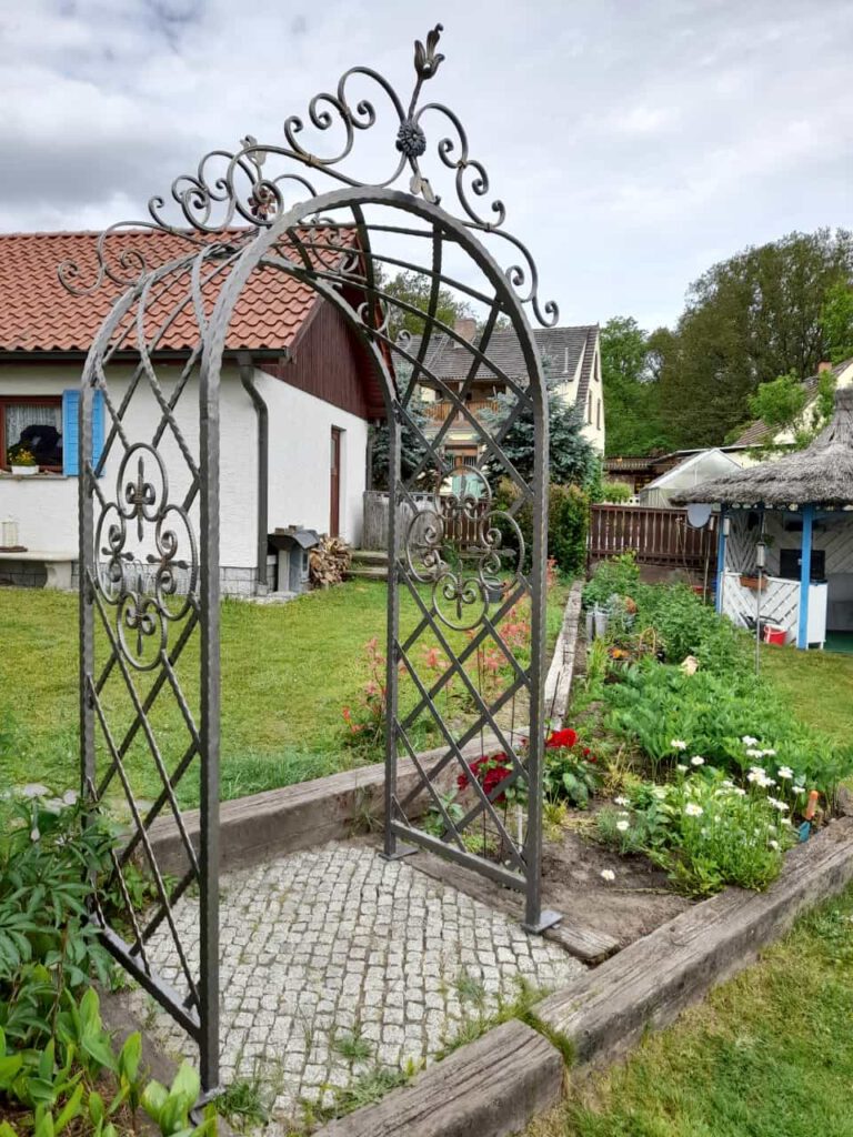 geschmiedeter Rosenbogen von Metallbau Beil bei einem zufriedenen Kunden in Burg Spreewald
