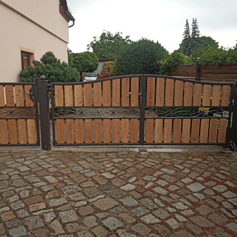 Tor mit Holzfuellung