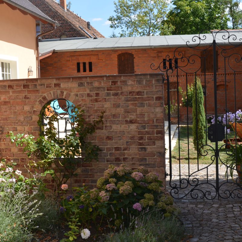 Tor mit Mauerfenster