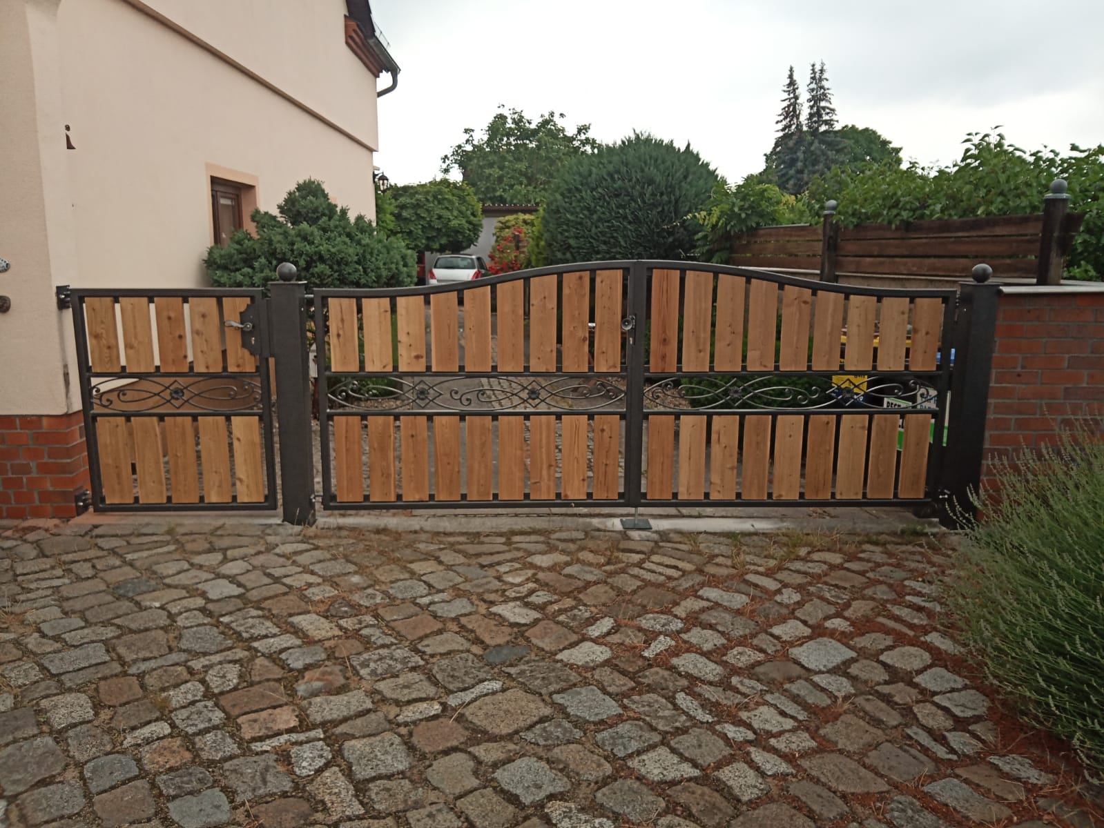 Tor mit Holzfuellung