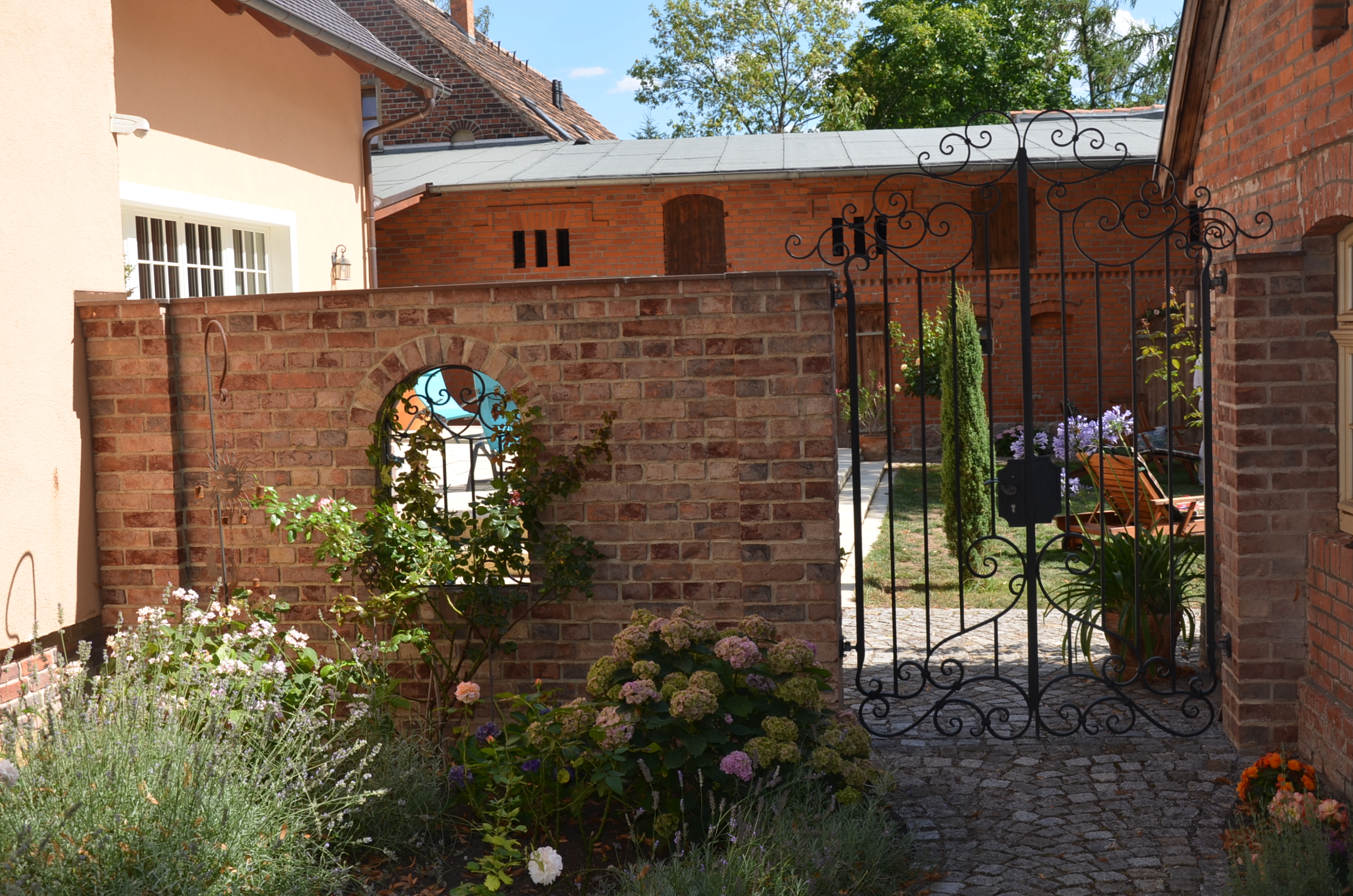 Tor mit Mauerfenster