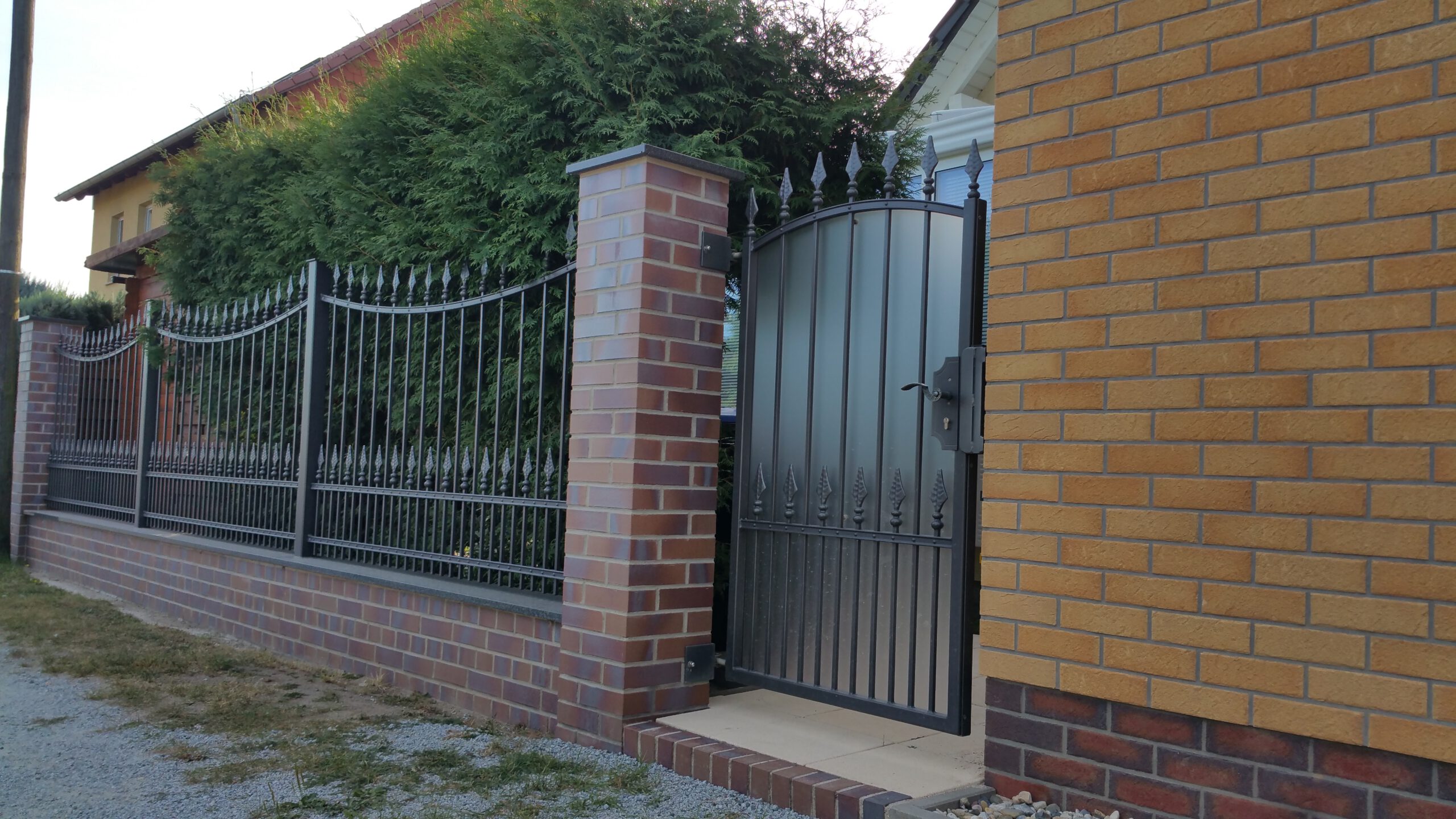 Zaunanlage mit Spitzen